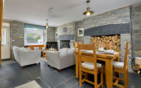 Garreg Ddu: Meubles, Bois, Sol, Design Intérieur, Plafond, Domicile, Sol, Mur De Pierre, Chaise, Salon
