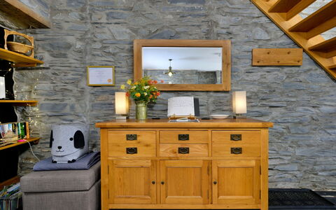 Garreg Ddu: Meubles, Mur, Design Intérieur, Bois, Sol, Sol, Pièce, Éclairage, Salon, Cabinetry