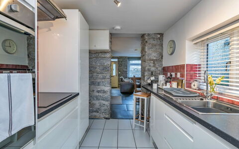 Garreg Ddu: Cuisine, Comptoir, Design Intérieur, Sol, Appareil De Cuisine, Principaux Appliance, Cabinetry, Plafond, Sol, Bois