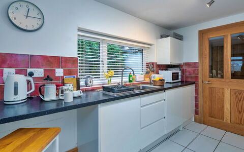 Garreg Ddu: Cuisine, Appareil De Cuisine, Comptoir, Principaux Appliance, Design Intérieur, Sol, Électroménager, Cabinetry, Meubles, Evier