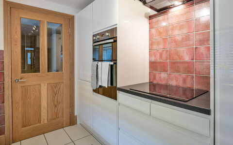 Garreg Ddu: Sol, Design Intérieur, Mur, Bois, Sol, Cabinetry, Comptoir, Cuisine, Pièce, Meubles