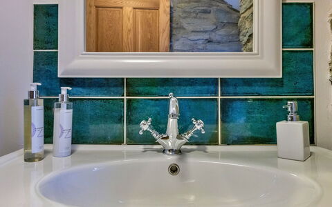 Garreg Ddu: Bleu, Luminaire Plomberie, Robinet, Évier, Plomberie, Tuile, Lavabo, Verre, Salle De Bains, Matériau Naturel