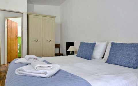 Tafarn Trip: Meubles, Design Intérieur, Sol, Sol, Lit, Bois, Chambre, Plafond, Pièce, Drap De Lit