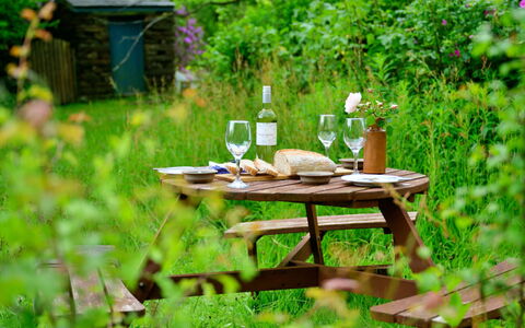 Tafarn Trip: Meubles, Table, Mobilier De Jardin, Été, Tableau De Plein Air, Vaisselle, Jardin, Chaise, Printemps, Table De Pique-Nique