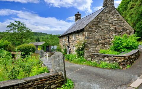 Tafarn Trip: Arbuste, Maison, Chalet, Paysage, Mur De Pierre, Zone Rurale, Couverture De Sol, Printemps, Village
