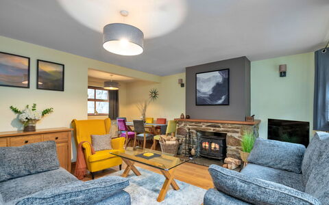 Riverstone Cottage: Meubles, Design Intérieur, Canapé, Sol, Bois, Sol, Salon, Plafond, Table, Pièce