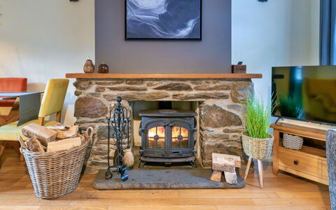 Riverstone Cottage: Meubles, Design Intérieur, Sol, Foyer, Bois, Pièce, Plafond, Salon, Sol, Table