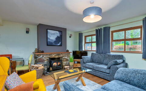 Riverstone Cottage: Meubles, Design Intérieur, Canapé, Sol, Salon, Sol, Domicile, Plafond, Table