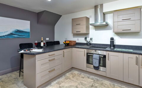 Riverstone Cottage: Cuisine, Comptoir, Appareil De Cuisine, Principaux Appliance, Design Intérieur, Cabinetry, Sol, Meubles, Bois, Sol