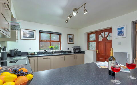 Riverstone Cottage: Comptoir, Cuisine, Design Intérieur, Sol, Cabinetry, Meubles, Plafond, Appareil De Cuisine, Sol, Domicile