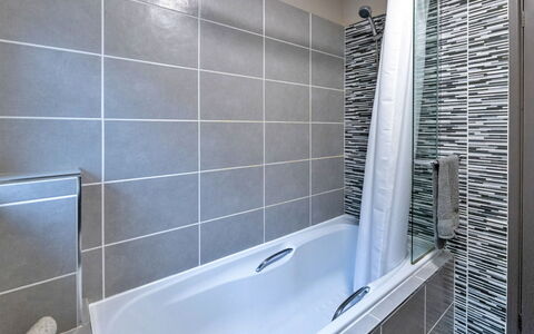 Riverstone Cottage: Sol, Luminaire Plomberie, Sol, Baignoire, Design Intérieur, Salle De Bains, Tuile, Composite, Plomberie, Verre