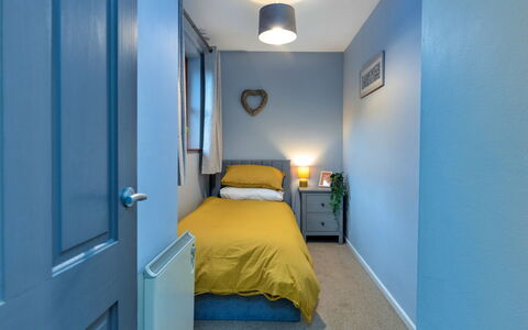 Riverstone Cottage: Bleu, Meubles, Chambre, Mur, Lit, Design Intérieur, Sol, Drap De Lit, Bois, Literie