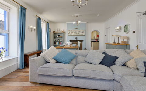 Gwynle: Meubles, Design Intérieur, Canapé, Sol, Sol, Bois, Plafond, Salon, Pièce, Domicile