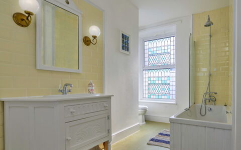 Gwynle: Design Intérieur, Sol, Mur, Salle De Bains, Luminaire Plomberie, Sol, Plafond, Armoire De Toilette, Robinet, Plomberie