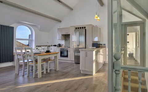 Gwynle: Meubles, Sol, Design Intérieur, Bois, Sol, Plafond, Cuisine, Parquet, Comptoir, Éclairage