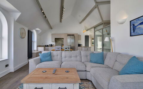 Gwynle: Meubles, Design Intérieur, Canapé, Sol, Sol, Domicile, Plafond, Salon, Appartement