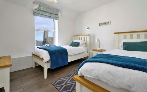 Gwynle: Chambre, Lit, Bois, Drap De Lit, Meubles, Literie, Domicile, Cadre De Lit, Sol, Appartement