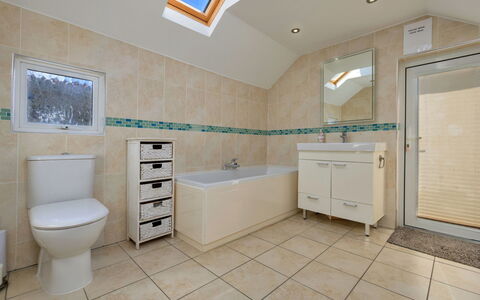 Awel Y Mor: Sol, Luminaire Plomberie, Sol, Design Intérieur, Évier, Salle De Bains, Plafond, Robinet, Tuile, Plomberie