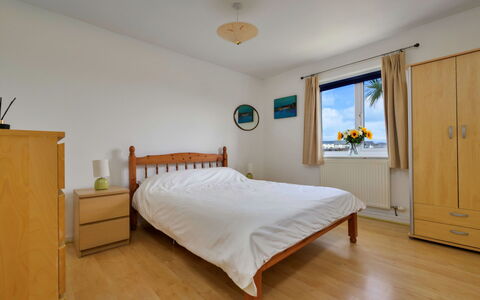 Ty Glan Y Mor: Bois, Lit, Meubles, Chambre, Design Intérieur, Sol, Sol, Pièce, Cadre De Lit, Literie