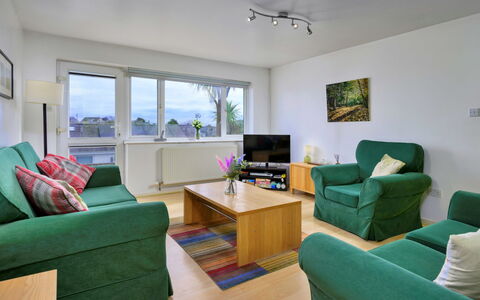Ty Glan Y Mor: Meubles, Design Intérieur, Canapé, Sol, Plafond, Sol, Pièce, Salon, Appartement