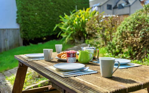 Ty Glan Y Mor: Meubles, Vaisselle, Table, Serveware, Aliments, Mobilier De Jardin, Tableau De Plein Air, Vaisselle, Drinkware, Table Cuisine Et Salle A Manger