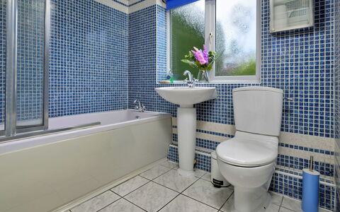 Ty Glan Y Mor: Salle De Bains, Bleu, Luminaire Plomberie, Mur, Siège De Toilette, Toilette, Sol, Baignoire, Sol, Design Intérieur