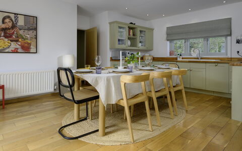 Hampton Coast: Meubles, Design Intérieur, Sol, Chaise, Bois, Sol, Table Cuisine Et Salle A Manger, Plafond, Table, Salle À Manger