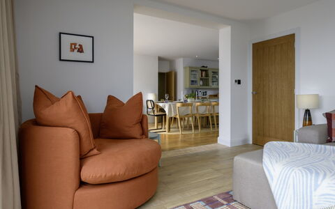 Hampton Coast: Meubles, Design Intérieur, Sol, Sol, Canapé, Bois, Pièce, Salon, Parquet, Plafond