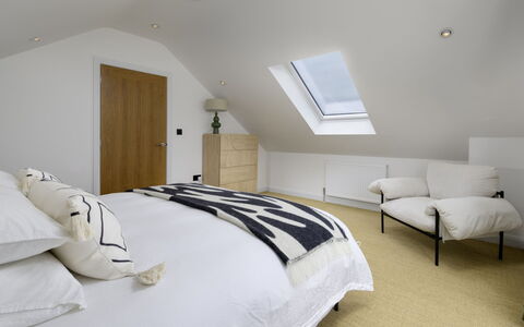 Hampton Coast: Chambre, Lit, Plafond, Design Intérieur, Meubles, Éclairage, Literie, Drap De Lit, Linge, Sol