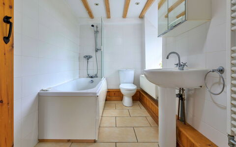 Gladstone: Sol, Salle De Bains, Sol, Luminaire Plomberie, Design Intérieur, Mur, Bois, Robinet, Plomberie, Plafond