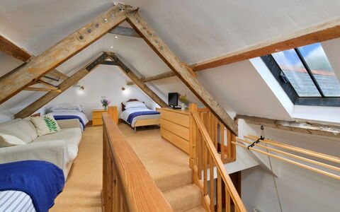 Gladstone: Meubles, Bois, Design Intérieur, Plafond, Sol, Sol, Pièce, Chambre, Lit, Grenier