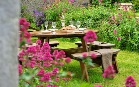 Gladstone: Fleur, Meubles, Mobilier De Jardin, Jardin, Rose, Tableau De Plein Air, Table, Arbuste, Printemps, Couverture De Sol