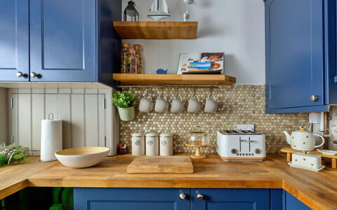 Brigwyn: Cuisine, Meubles, Cabinetry, Appareil De Cuisine, Vaisselle, Comptoir, Design Intérieur, Placard, Pièce