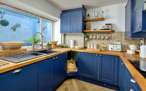 Brigwyn: Cuisine, Cabinetry, Bois, Meubles, Design Intérieur, Appareil De Cuisine, Comptoir, Sol, Éclairage, Principaux Appliance