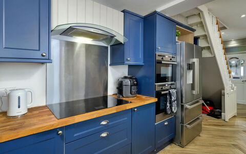 Brigwyn: Sol, Bois, Cabinetry, Design Intérieur, Meubles, Sol, Plafond, Cuisine, Appareil De Cuisine, Principaux Appliance