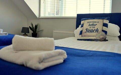Brigwyn: Meubles, Chambre, Literie, Oreiller, Linge, Lit, Drap De Lit, Throw Pillow, Hôtel, Lampe