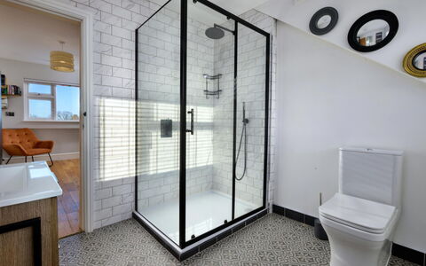 Brigwyn: Mur, Salle De Bains, Luminaire Plomberie, Sol, Design Intérieur, Sol, Plomberie, Tuile, Porte De Douche, Douche