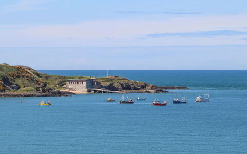 Brigwyn: Bleu, Ciel, L'Eau, Ressources En Eau, Plan D'Eau, Côte, Cotiers Et Relief Océaniques, Mer, Promontoire, Horizon
