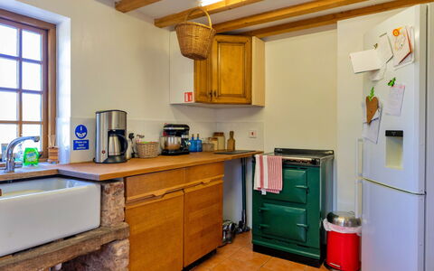Waen Farm Cottage: Cuisine, Bois, Appareil De Cuisine, Comptoir, Principaux Appliance, Sol, Cabinetry, Design Intérieur, Meubles, Pièce