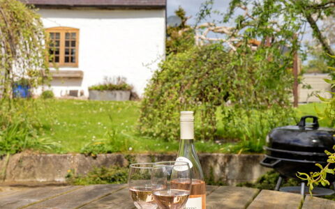 Waen Farm Cottage: Meubles, Table, Vaisselle, Serveware, Mobilier De Jardin, Chaise, Jardin, Tableau De Plein Air, Table Cuisine Et Salle A Manger, Tache De Bois
