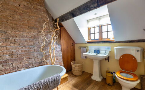 Waen Farm Cottage: Mur, Luminaire Plomberie, Bois, Sol, Salle De Bains, Design Intérieur, Sol, Robinet, Plomberie, Éclairage