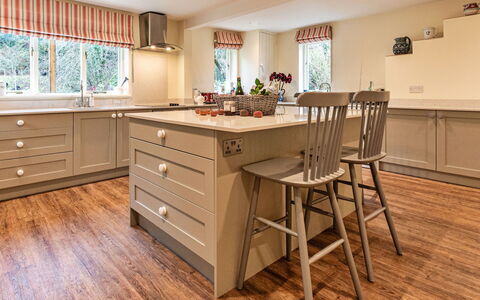 Dolhyfryd Lodge: Meubles, Sol, Design Intérieur, Cabinetry, Bois, Sol, Cuisine, Comptoir, Parquet, Plafond