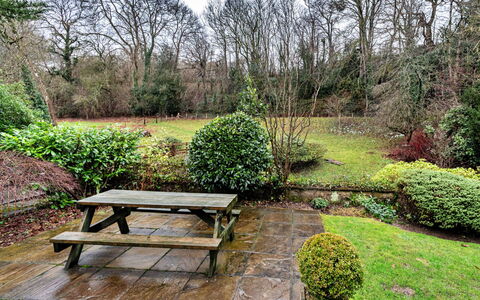 Dolhyfryd Lodge: Herbe, Feuille, Végétation, Arbuste, Extérieur Banc, Jardin, Communauté Des Plantes, Couverture De Sol, Lot Terre