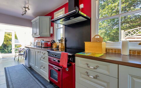 Wern Cottage: Cuisine, Appareil De Cuisine, Principaux Appliance, Design Intérieur, Cuisinière, Meubles, Le Fourneau, Cabinetry, Comptoir, Gaz Poele
