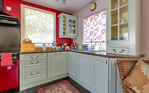 Wern Cottage: Cuisine, Design Intérieur, Appareil De Cuisine, Comptoir, Cabinetry, Meubles, Principaux Appliance, Bois, Sol, Plafond