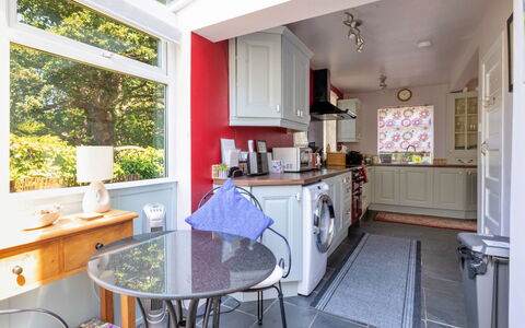 Wern Cottage: Meubles, Sol, Design Intérieur, Principaux Appliance, Bois, Cuisine, Sol, Comptoir, Plafond, Éclairage