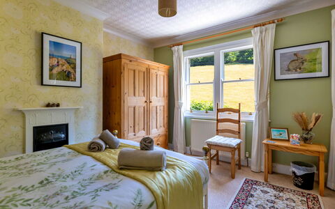 Wern Cottage: Meubles, Lit, Chambre, Design Intérieur, Mur, Drap De Lit, Bois, Literie, Sol, Plafond