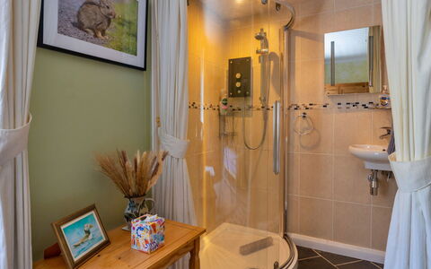 Wern Cottage: Design Intérieur, Luminaire Plomberie, Salle De Bains, Sol, Meubles, Sol, Éclairage, Plomberie, Pièce, Robinet