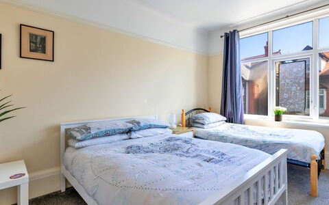 Colwyn Bay 646: Lit, Meubles, Chambre, Literie, Design Intérieur, Drap De Lit, Bois, Sol, Pièce, Linge