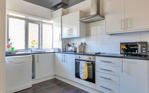 Colwyn Bay 646: Appareil De Cuisine, Cuisine, Comptoir, Principaux Appliance, Cabinetry, Design Intérieur, Électroménager, Sol, Cuisinière, Plafond